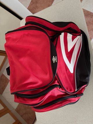 Mochila deportiva negra y roja