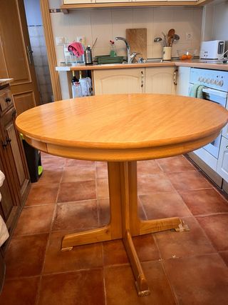 Mesa de comedor redonda de madera