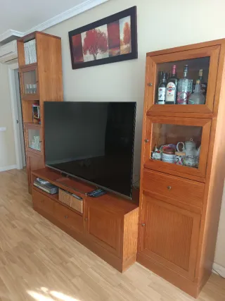 Mueble de salón madera y cristal