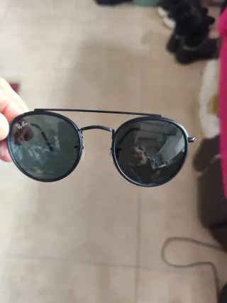 Gafas de sol Ray-Ban negras y funda beige