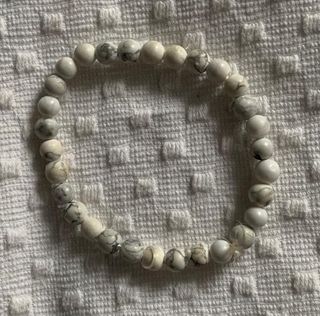 Pulsera de piedras blancas veteadas