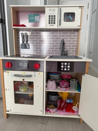 Cocinita de madera con accesorios