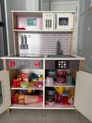 Cocinita de madera con accesorios