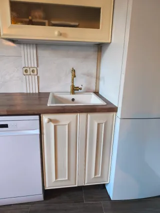 Cocina completa de madera blanca rústica