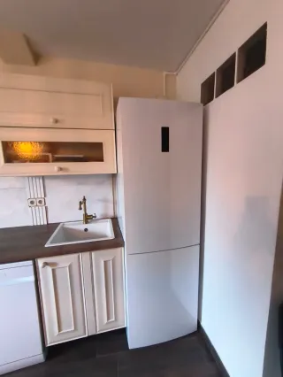 Cocina completa de madera blanca rústica