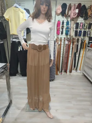 Falda larga beige marca jot , falda delicada