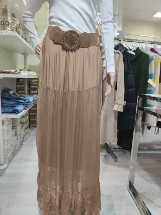 Falda larga beige marca jot , falda delicada