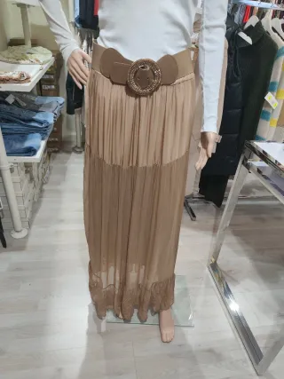 Falda larga beige marca jot , falda delicada