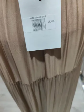 Falda larga beige marca jot , falda delicada