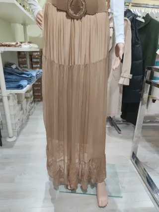 Falda larga beige marca jot , falda delicada