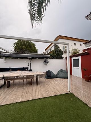 Pérgola aluminio blanca toldo retráctil gris