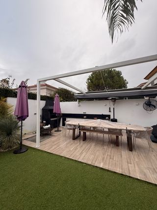 Pérgola aluminio blanca toldo retráctil gris