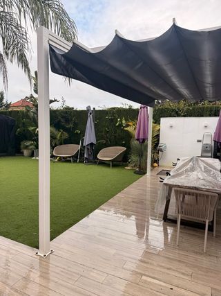 Pérgola aluminio blanca toldo retráctil gris