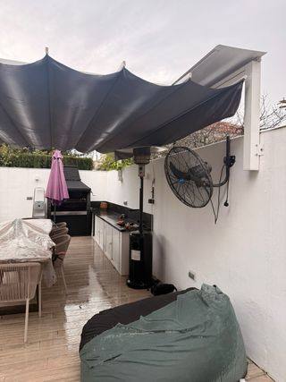 Pérgola aluminio blanca toldo retráctil gris