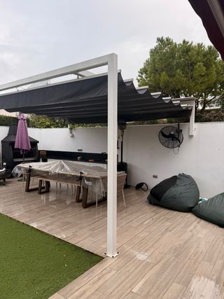 Pérgola aluminio blanca toldo retráctil gris