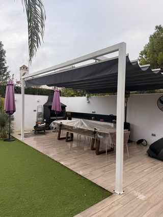 Pérgola aluminio blanca toldo retráctil gris
