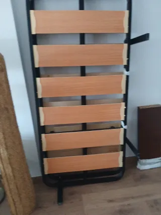 Estructura de cama con somier de láminas