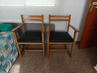 Sillones de madera con asiento negro