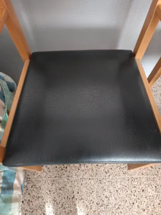 Sillones de madera con asiento negro