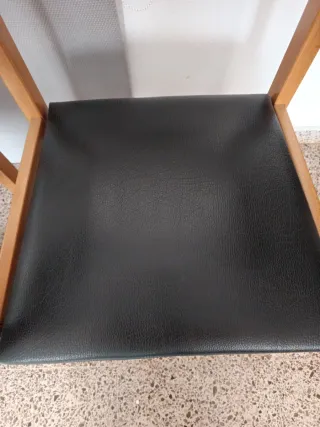 Sillones de madera con asiento negro