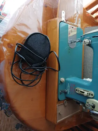 Máquina de coser con motor eléctrico