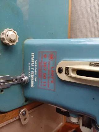 Máquina de coser con motor eléctrico