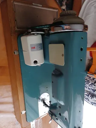 Máquina de coser con motor eléctrico