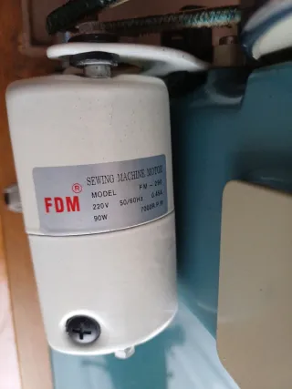 Máquina de coser con motor eléctrico