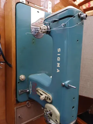 Máquina de coser con motor eléctrico