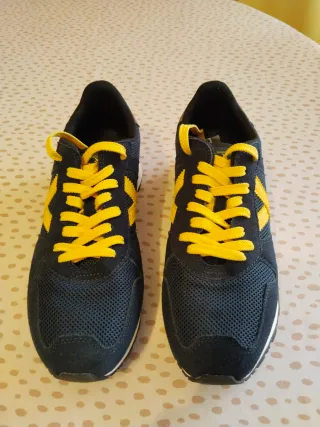 Zapatillas deportivas azul y amarillo