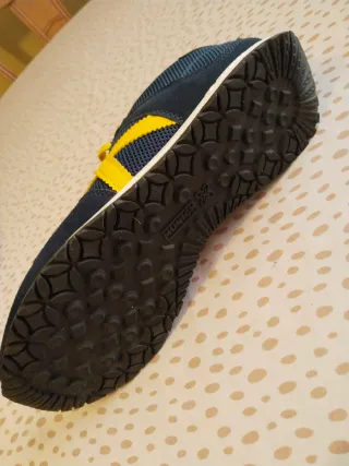 Zapatillas deportivas azul y amarillo