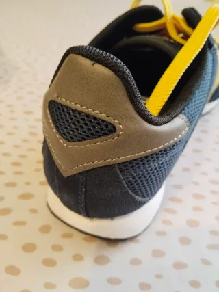 Zapatillas deportivas azul y amarillo