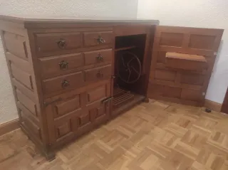 Aparador de madera con hueco para maquina de coser