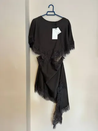 Vestido midi cut out encaje zara