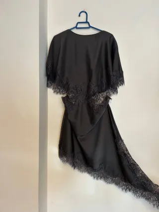 Vestido midi cut out encaje zara