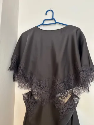 Vestido midi cut out encaje zara