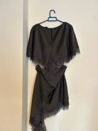 Vestido midi cut out encaje zara