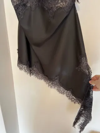 Vestido midi cut out encaje zara