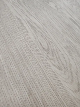 Mesa de comedor de madera y metal