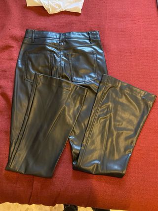 Pantalón campana cuero negro Pull&Bear