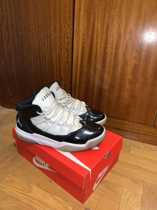 Zapatillas Jordan Negras y Blancas