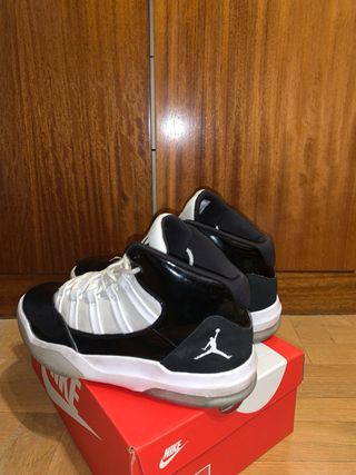 Zapatillas Jordan Negras y Blancas