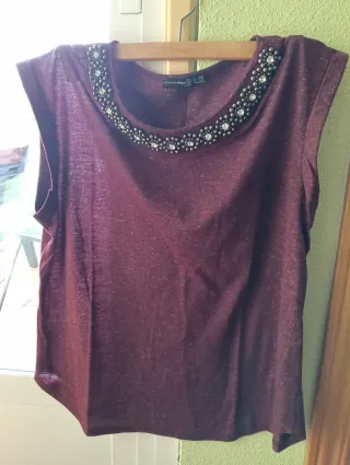 Camiseta granate Primark con pedrería
