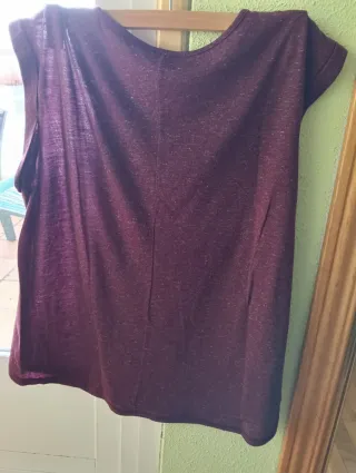 Camiseta granate Primark con pedrería