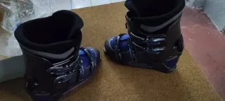 Botas de esquí azules y negras