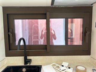 Ventana aluminio marrón climalit