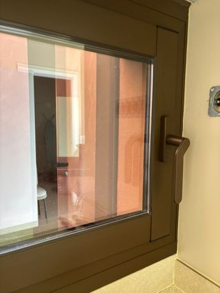 Ventana aluminio marrón climalit