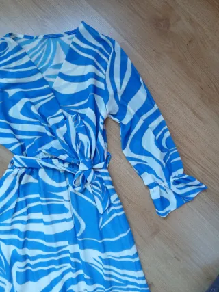 Vestido estampado azul y blanco.