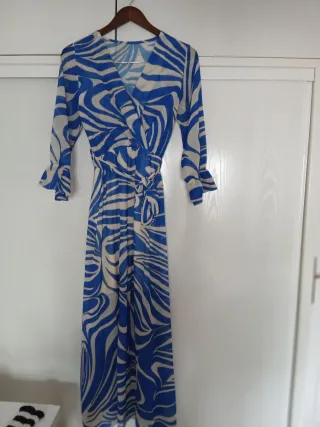 Vestido estampado azul y blanco.