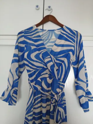 Vestido estampado azul y blanco.